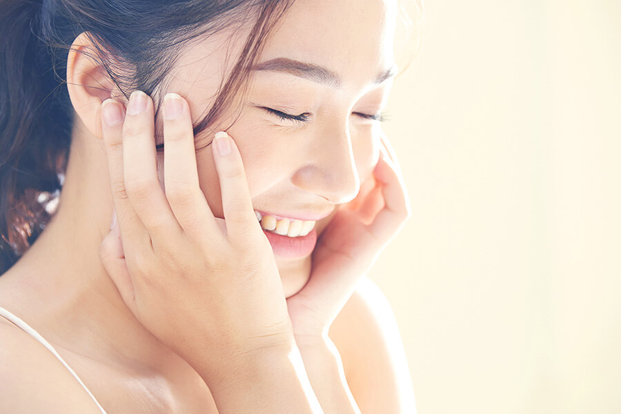 顔の保湿が大切な理由とツヤのある肌のためのおすすめスキンケア
